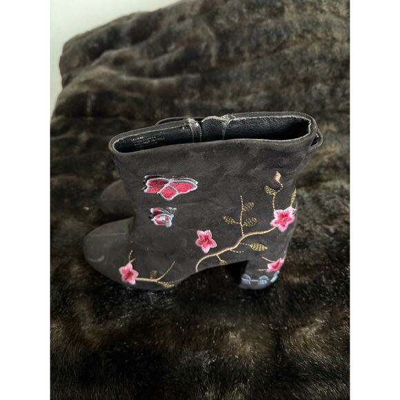 Nanette Lepore Boots Sz  8.5  Suede Embroidered Flowers Butterfly Festival Y2K - Picture 7 of 8